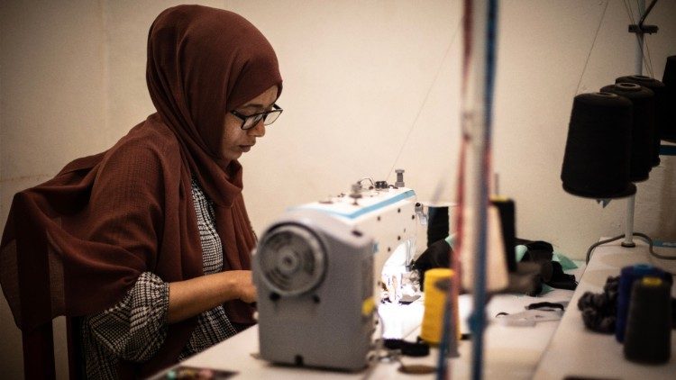 Jamila, eine Migrantin aus dem Jemen, ist heute eine der Besitzerinnen des kleinen Unternehmens Zoma Bonnet (Foto Giovanni Culmone/GSF)