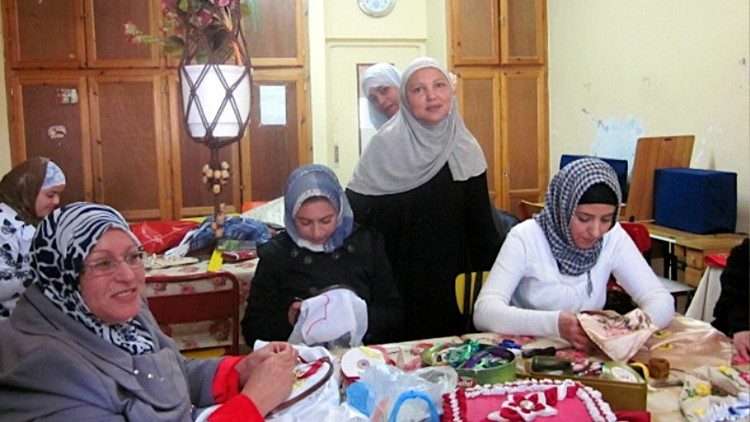 Women at the Multiactivity Centre working on embroidery projects (© Archivio MdI, in Creative Commons)