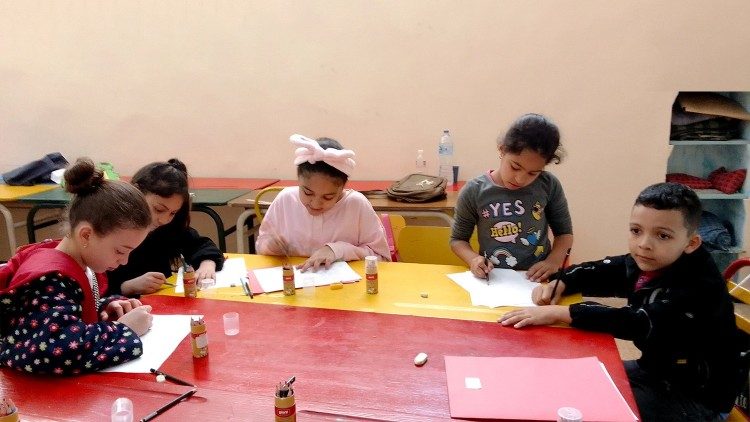 Manual activities with the children during holidays in our centre. (© Archivio MdI, in Creative Commons)