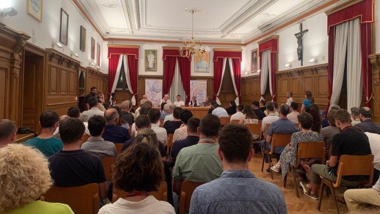 El salón del palacio arzobispal de Rijeka, Croacia, abarrotado en la mesa redonda de los Encuentros Teológicos Mediterráneos 2023