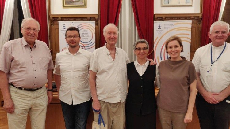 Los protagonistas de la mesa redonda de Rijeka. De derecha a izquierda: el arzobispo Uzinic, Bruna Velcic, la hermana Anic, el padre Radcliffe, Davor Dzalto y Hans-Peter Grosshans