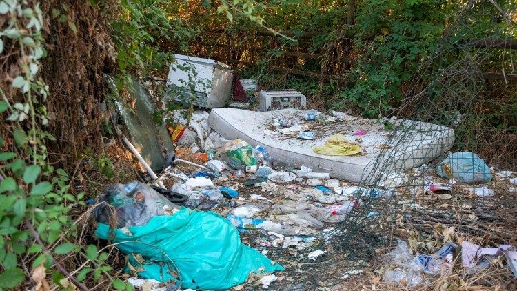 Lixo acumulado e abandonado ao redor da área da Mesquita de Roma