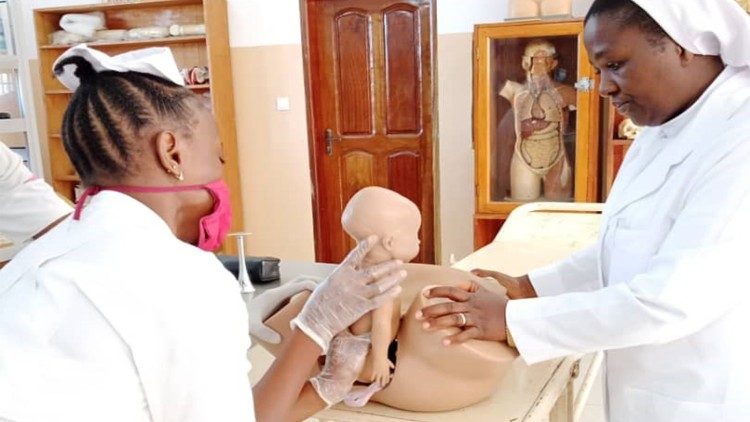 Una estudiante de obstetricia de la Escuela Católica de Ciencias de la Salud aprende el arte de participar en la obra creadora de Dios