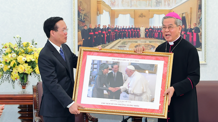 Rencontre entre le président vietnamien Võ Văn Thưởng et le président de la Conférence épiscopale vietnamienne, Mgr Joseph Nguyễn Năng. 