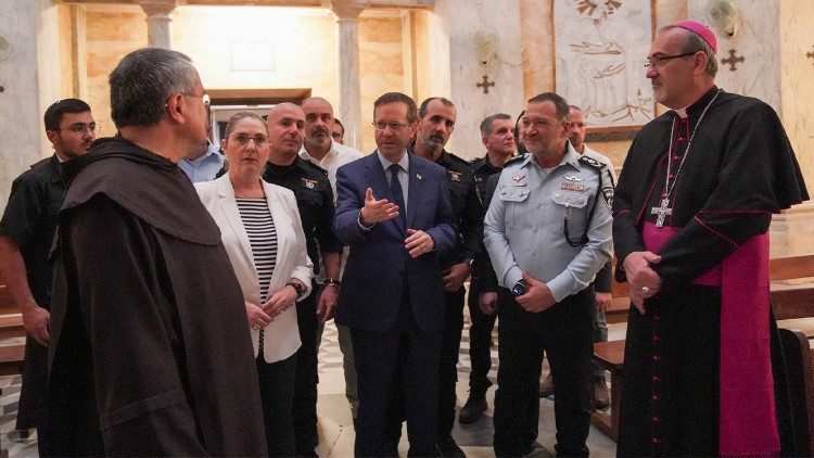 Präsident Herzog mit Kirchenleuten in Haifa (rechts im Bild: Patriarch Pizzaballa)