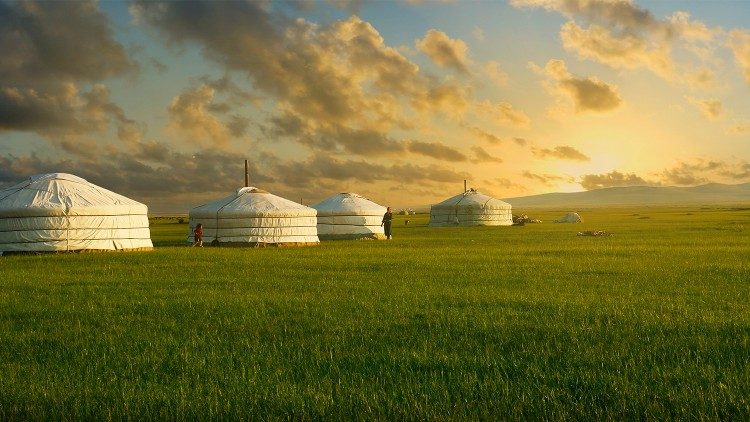 Graslandschaft mit Jurten, der traditionellen Behausung mongolischer Nomaden