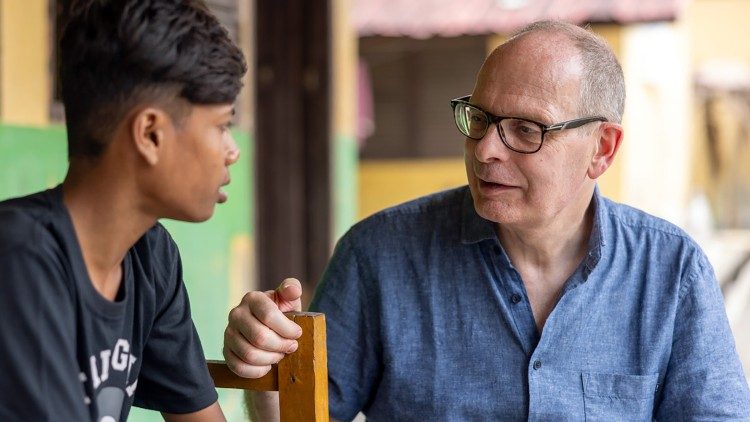 Der deutsche Jesuit Br. Michael Schöpf (rechts) leitet ab dem 1. September den internationalen Flüchtlingsdienst JRS der Jesuiten in Rom. Das Bild zeigt ihn bei einer Begegnung mit Rohingya-Flüchtlingen im Juli 2023 (Foto: Christian Ender)  