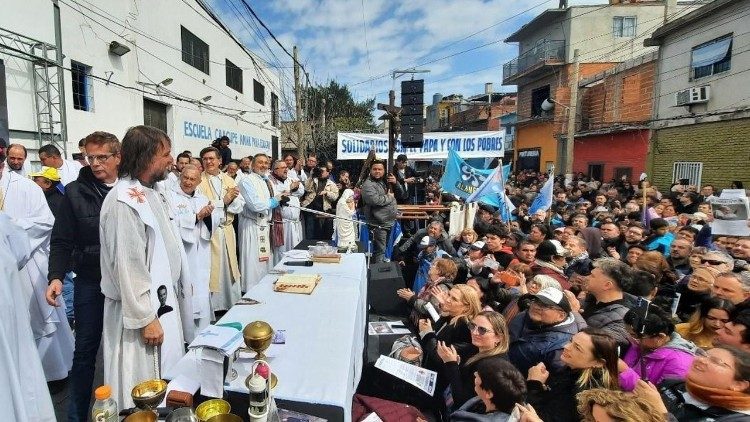 Entre los asistentes a la santa misa, se encontraban varios jóvenes de los Hogares de Cristo, institución impulsada por el entonces Cardenal Jorge Mario Bergoglio. 