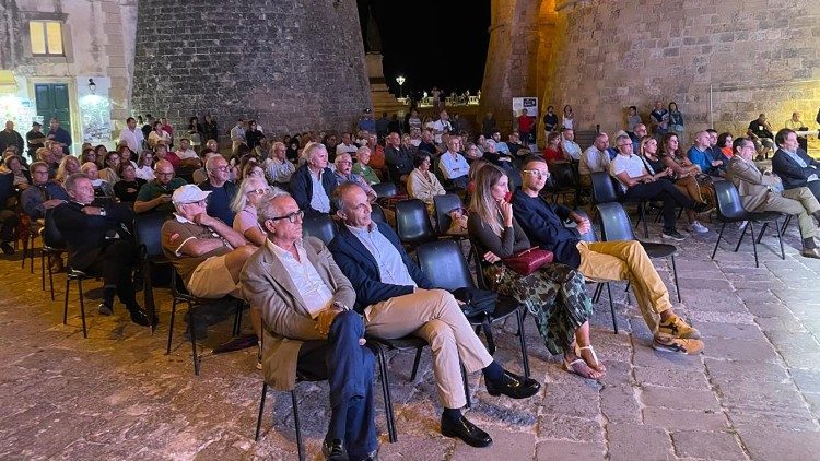 La platea della prima serata del Festival