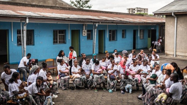 Ein weiteres Bild des großen Hofes im Nigat-Zentrums und der 38 jungen Mütter, Binnenvertriebenen, „zurückkehrenden" Migranten oder Flüchtlinge, die mit ihren Kindern aufgenommen wurden. Foto: Giovanni Culmone / Gsf