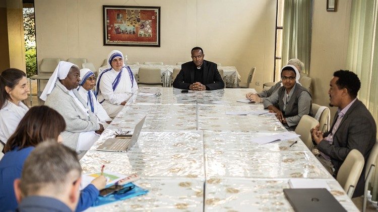 Koordinations-Treffen der Ordensgemeinschaften des Konsortiums, das zur Umsetzung des GSF-Projekts gegründet wurde. Oben in der Mitte: Pater Pedro Berga, Leiter der sozio-pastoralen Kommission der Erzdiözese Addis Abeba, der das Projekt koordiniert. Foto: Giovanni Culmone / Gsf