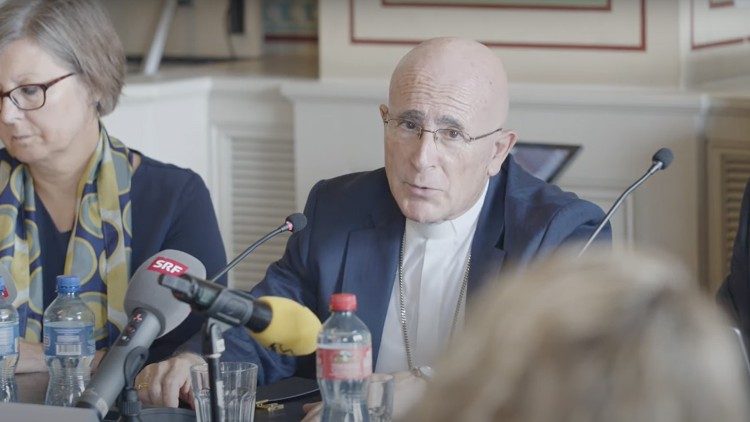 Bischof Bonnemain bei der Pressekonferenz in Zürich