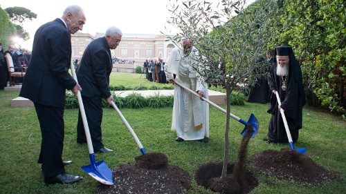 Heliga landet. Påven minns 8 juni fredsmötet med Peres och Abbas