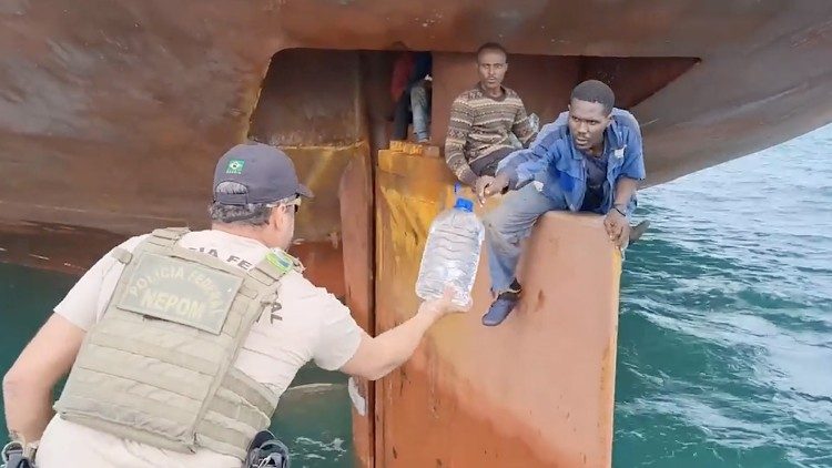 Wasser, Brot und Zucker waren die ersten Dinge, die die brasilianische Bundespolizei den vier blinden Passagieren aus Nigeria gab. Roman war derjenige, der das Risiko auf sich nahm, sich aus dem Schiff zu lehnen, um nach Hilfe zu rufen (das Bild ist aus einem von der brasilianischen Bundespolizei aufgenommenen Video entnommen).