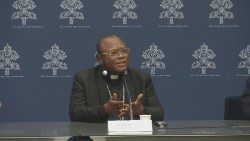 Le cardinal Fridolin Ambongo, au cours du point de presse du 7 octobre 2023, dans la Salle de Presse du Saint-Siège