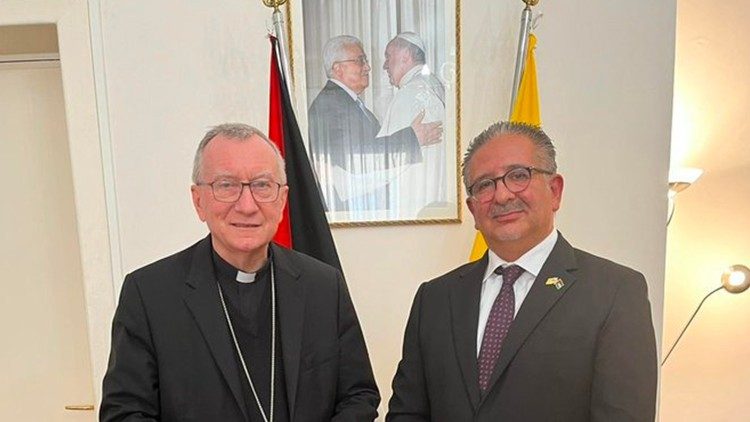 Kardinal Parolin mit Botschafter Issa Kassissieh