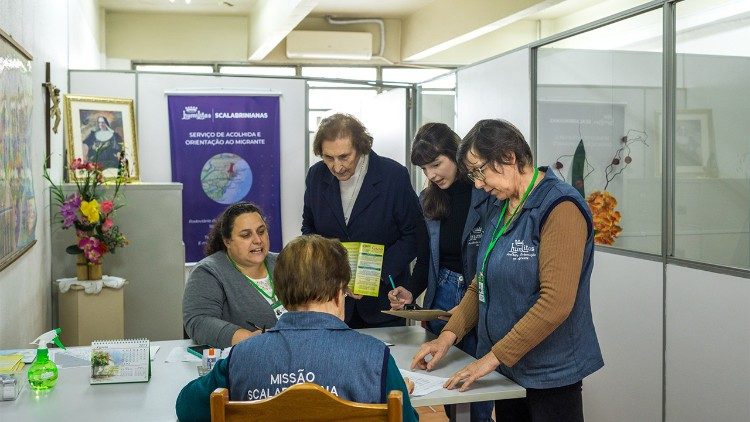 Schwester Jakeline Danetti (links), Missionarin der Skalabrerinnen, ist Mitglied von "Legame", einem innovativen Programm für psychologische telematische Betreuung, das Migranten in ihrer Integrationsphase in Brasilien begleitet. (Giovanni Culmone/Global Solidarity Fund)