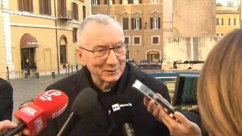 Parolin: il Papa in via di guarigione, annullato Dubai per evitare un peggioramento