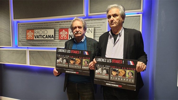 Ange Kalderon et Ishaïe Dan, pancartes à la main pour qu'on ne les oublie pas, le 29 novembre 2023 dans les locaux de Radio Vatican. 