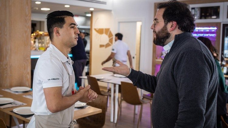 Trinitianerpriester Francisco Ferrer, Koordinator der Delegation der Stiftung Prolibertas Algeciras, im Gespräch mit Abdelaziz Zeriouh, Absolvent der Hotelfachschule. (Giovanni Culmone/Global Solidarity Fund)