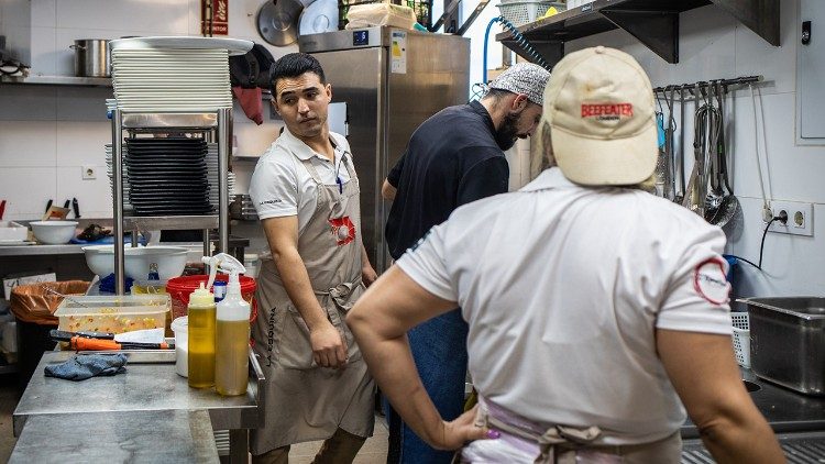 Auch wenn sein jetziger Job anstrengend ist, hat Abdelaziz die zeit hinter sich gelassen, als er als Obstpflücker ausgenutzt wurde. Heute hat er einen Arbeitsvertrag der ihm nicht nur Job-Sicherheit bietet, sondern es ihm auch ermöglicht, ohne Probleme in Spanien zu leben. (Giovanni Culmone/Global Solidarity Fund)