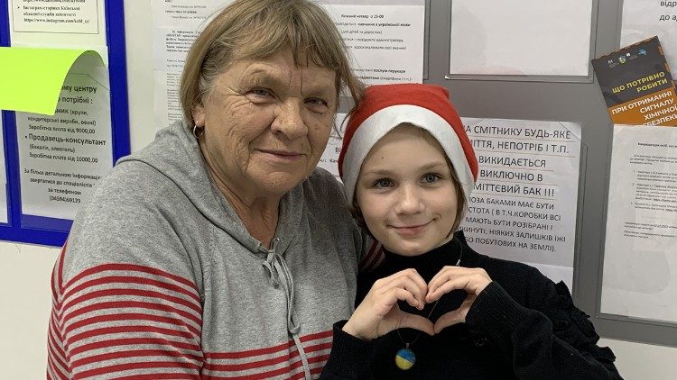 Mina et sa petite-fille Leira, déplacées originaires de l'oblast de Louhansk