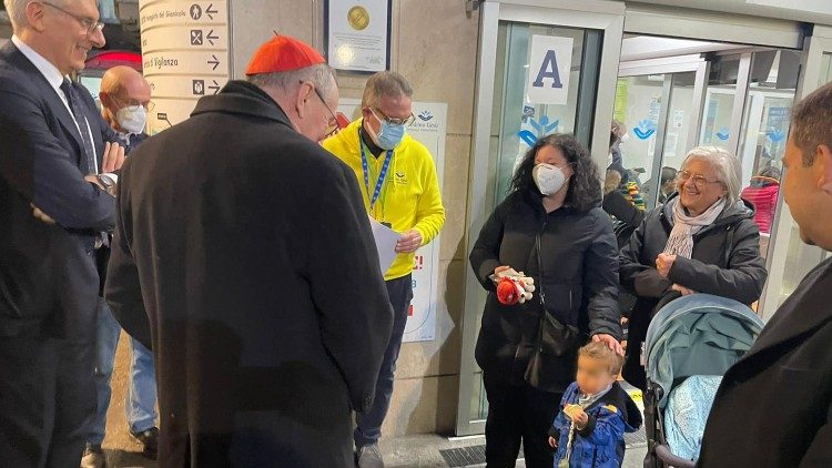 Parolin saluda a algunos niños y a sus familias a la salida del hospital