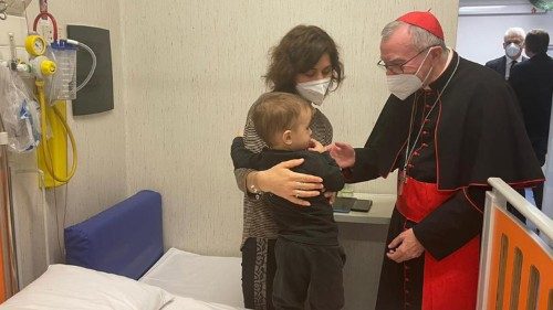 Parolin visita a los pequeños pacientes del pediátrico Bambino Gesù