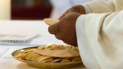 eucaristia-sacerdote-pane.jpg