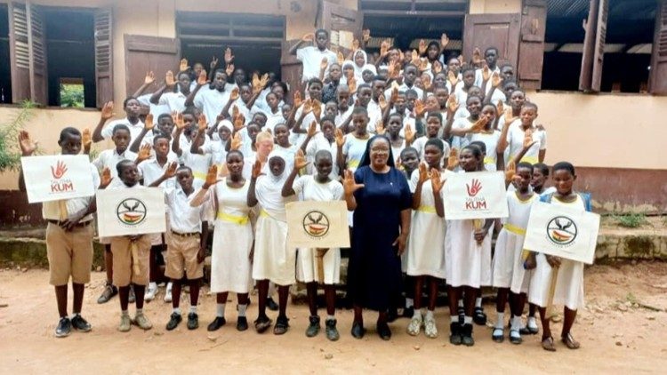  Sr. Joy Abuh MSHR, Beauftragte von Talitha Kum, mit Schülerinnen der St. Michael’s Junior High School, Donkorkrom, die nach einem Sensibilisierungsgespräch in der Schule am 18. Juli 2024 ihre Hände gegen Menschenhandel erheben