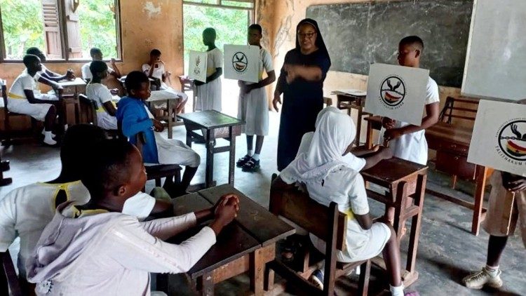 Sr. Joy Abuh MSHR in einem Klassenzimmer, wo sie den Schülerinnen der St. Michael’s Junior High School, Donkorkrom, am 18. Juli 2024 die Tricks von Menschenhändlern und die Gefahren des Menschenhandels erklärt hat