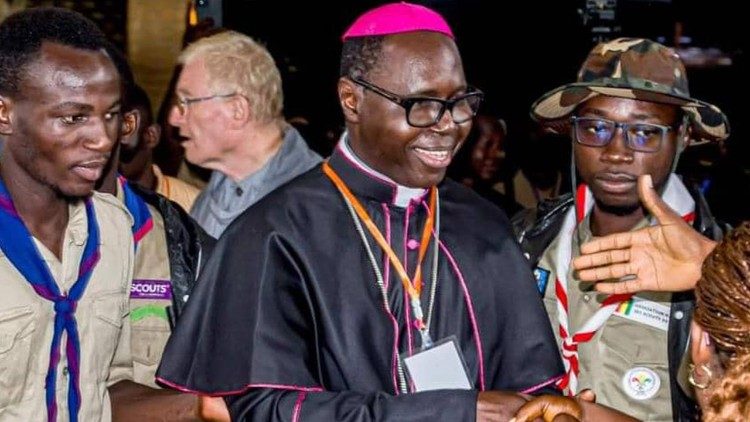 Mgr François Sylla, archevêque coadjuteur de Conakry, en Guinée, entouré des jeunes et participants à la session de formation biblique et humaine sur le site de Mariamayah