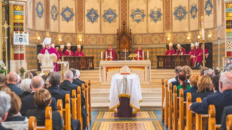 Funerali di monsignor Treanor nella cattedrale di Belfast