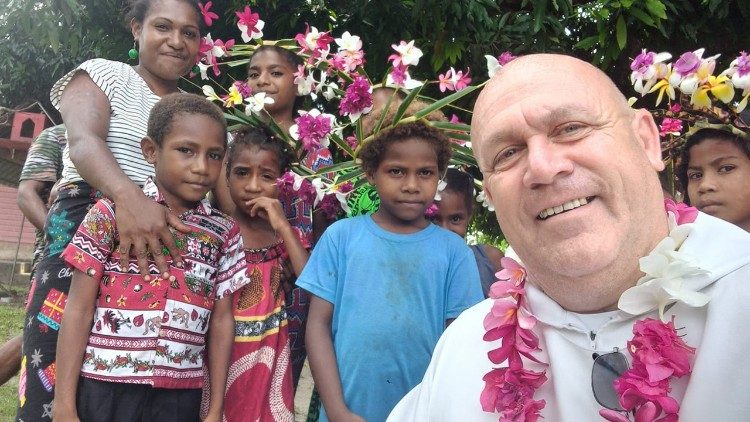 P. Alejandro Diaz Facha mit Kindern in Papua Neuguinea