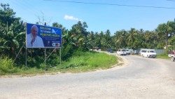 2024.08.29 PAPUA NUOVA GUINEA - PREPARATIVI VISITA PAPA  I cartelloni, sulla strada verso Vanimo, con il benvenuto al Papa