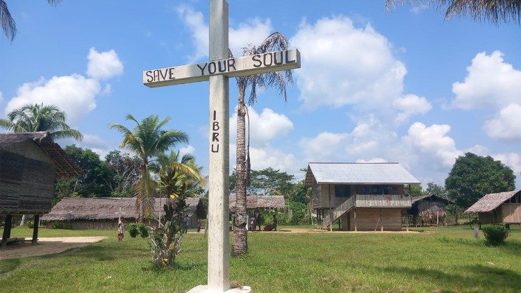 2024.08.29 PAPUA NUOVA GUINEA PREPARATIVI PAPA Villaggio di Ibru (cappella Madonna di Lujan, nella giungla