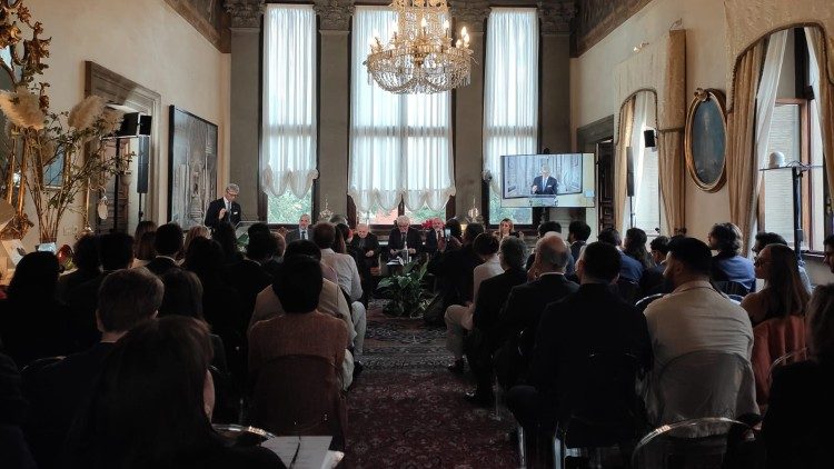 La Sala degli Arazzi di Palazzo Borromeo a Roma che ha ospitato l'evento