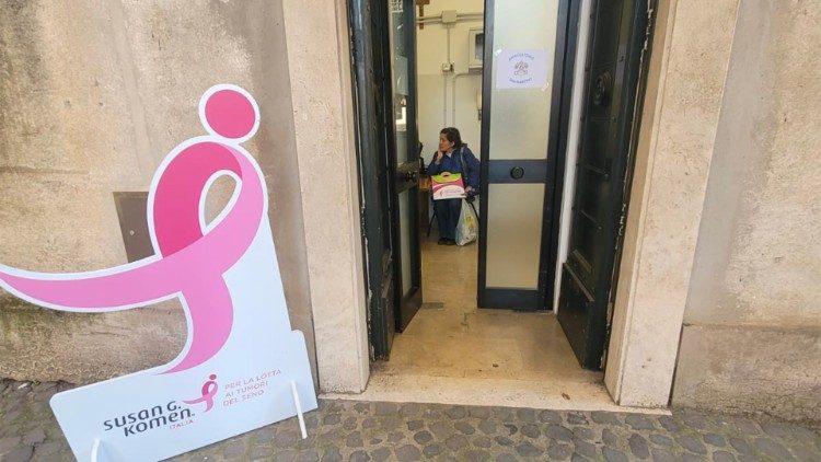 Un nœud rose, symbole de la prévention et de la lutte contre le cancer du sein, à l'entrée de la clinique ambulatoire "Mère de la Miséricorde".