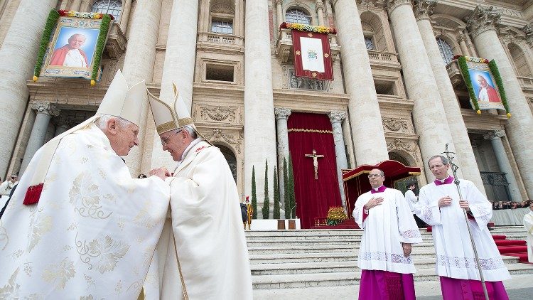 Pranciškus ir popiežius emeritas Benediktas XVI dviejų popiežių kanonizacijoje 2014 m. balandžio 27 d.