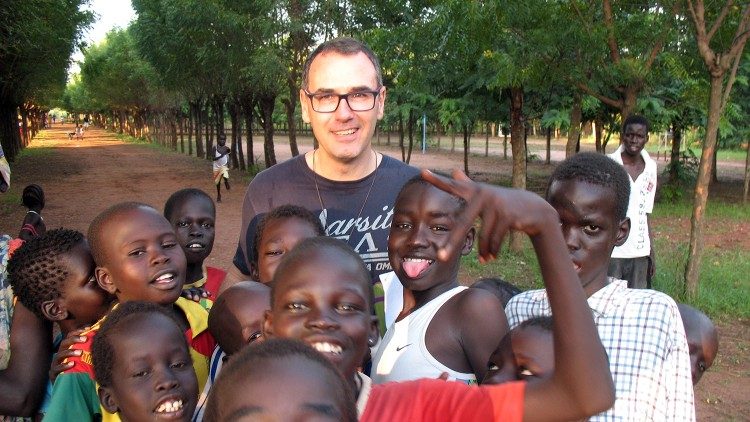 Padre Filippo Perin, pároco de Lare, com as crianças e os jovens do vilarejo