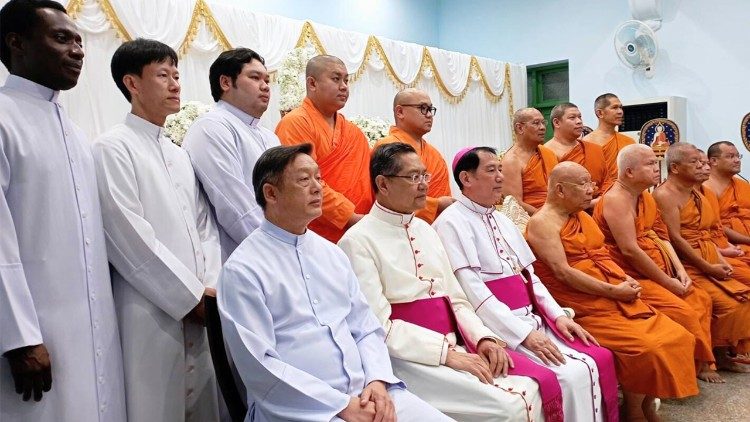 Catholic clergy and Buddhist monks gather in a solemn display of unity at Wat Phra Chetuphon Wimonmangklararm Ratchaworamahawihan, Bangkok, during a memorial ceremony for Cardinal Miguel Ángel Ayuso Guixot. Photo by Sr. Kannikar Iamtaisong