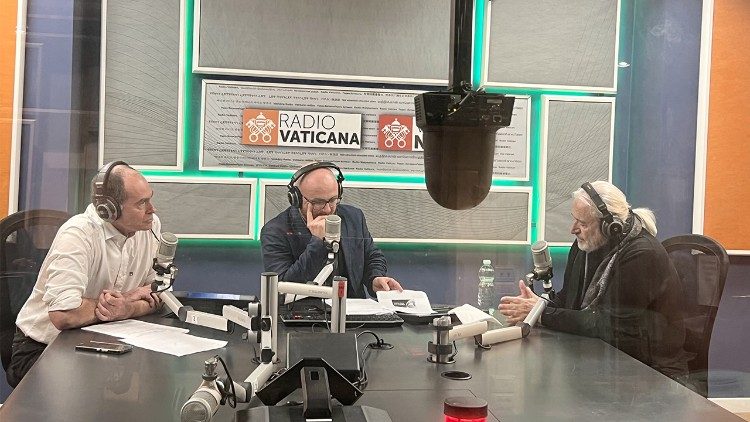 Da destra, Amedeo Minghi negli studi di Radio Vaticana con Andrea De Angelis e Stefano Sparro