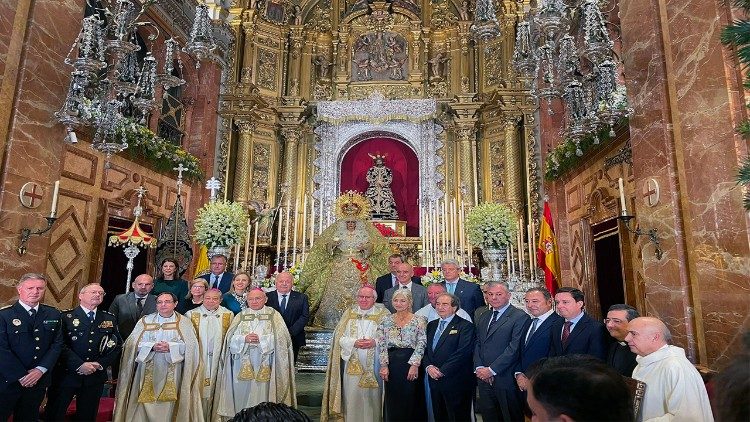 Un momento dell'assegnazione della Rosa d'oro nella basilica della Esperanza Macarena a Siviglia