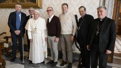 Il Papa con il cardinale Paolo Lojudice (secondo da destra) e una delegazione dei lavoratori della Beko Europea