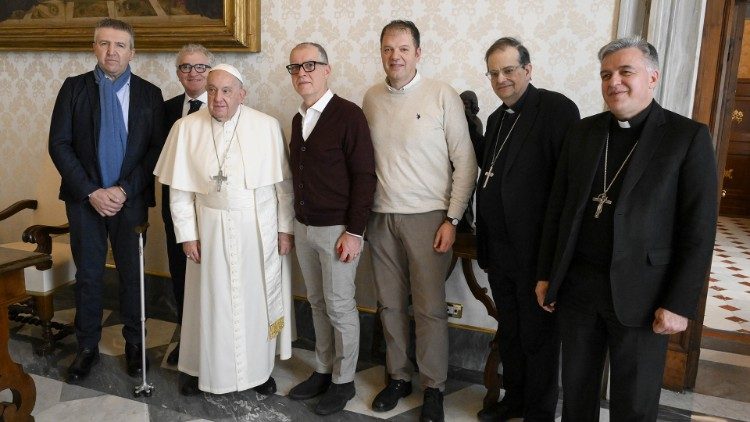 Il Papa con il cardinale Paolo Lojudice (secondo da destra) e una delegazione dei lavoratori della Beko Europea