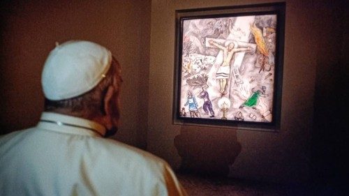 Papst Franziskus bewundert ausgestelltes Chagall-Werk