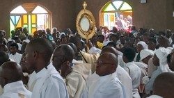 Procession du Très Saint sacrement lors du 2e Congrès eucharistique national à Butare  au Rwanda.