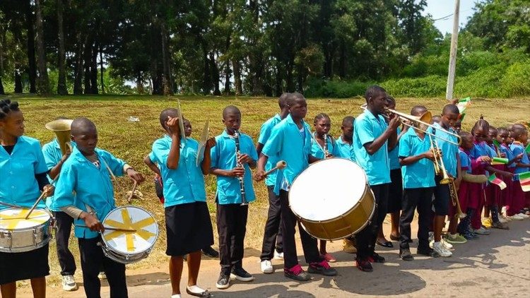 Des jeunes de l'archidiocèse métropolitain de Yaoundé à l'occasion de la célébration des 20 ans d'épiscopat de Mgr Jean Mbarga.