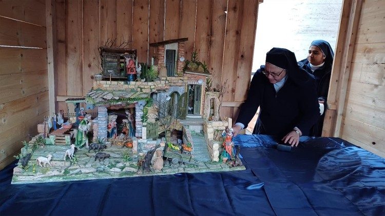 Suor Loreda posiziona il suo presepe in Piazza San Pietro