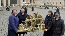 Suor Loreda e le consorelle missionarie dell'Incarnazione, con il presepe esposto in Piazza San Pietro